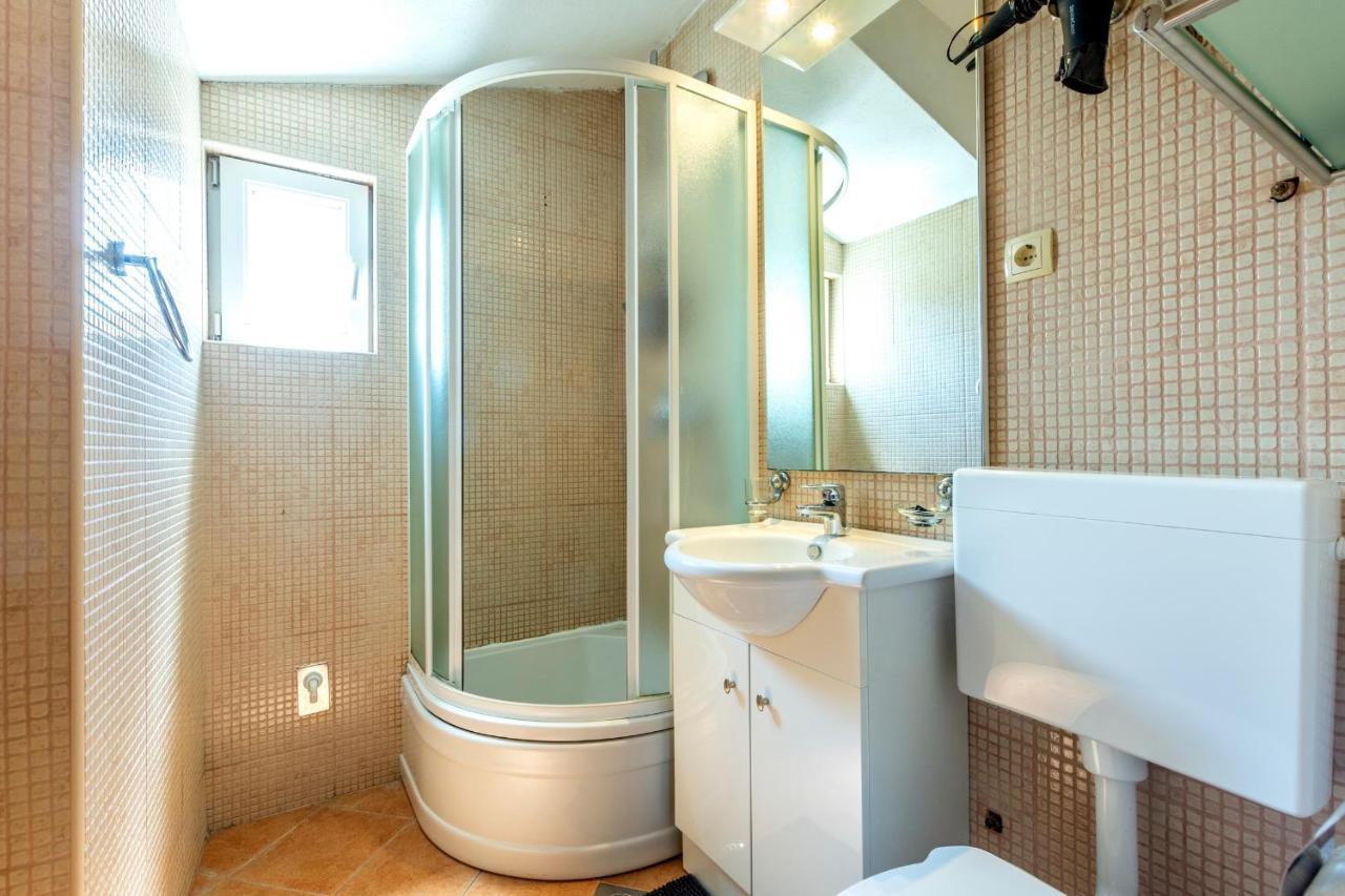 Janus Apartments 耶尔萨 外观 照片